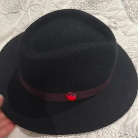 Elegant women Black Hat with Red Accent and brown ribbon  display picture 1